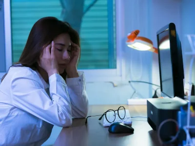 una-mujer-de-negocios-cansada-sentada-en-la-mesa